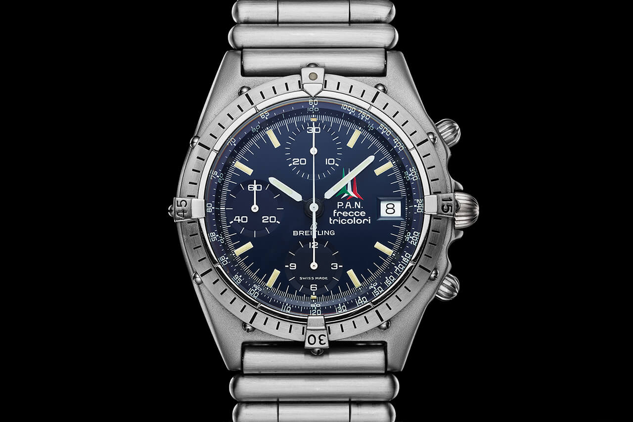 百年靈 Chronomat B01 42 Frecce Tricolori 限量版，藍色表盤和同色計時盤