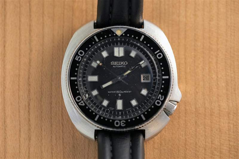 黑色表帶上的 Seiko 手表