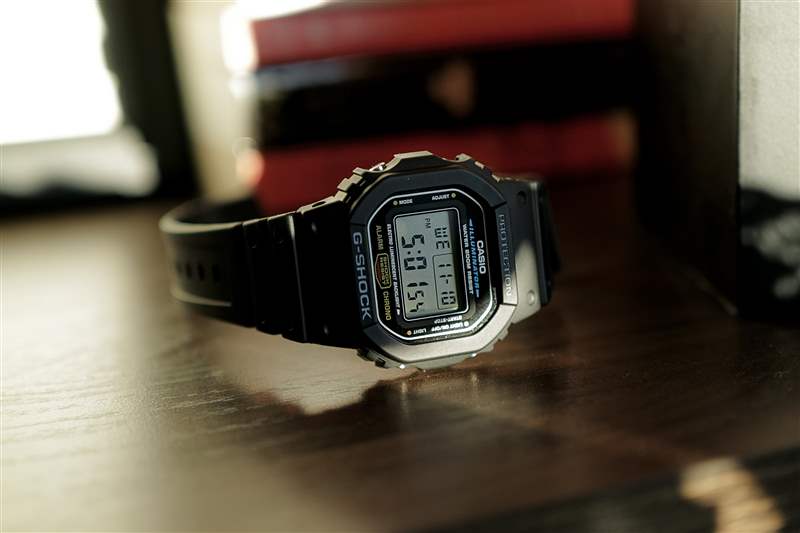 陽光下桌子上的卡西歐 G-Shock。